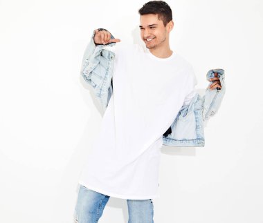 Beyaz arka plan üzerinde poz kot elbise giymiş yakışıklı gülümseyen genç model adam portresi. İzole