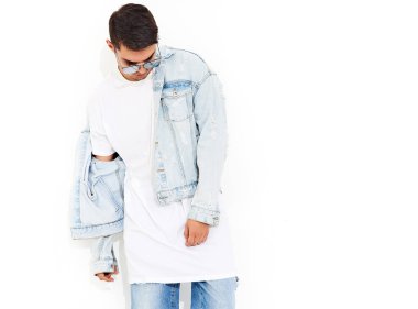 Yakışıklı genç model adam portresi beyaz arka plan üzerinde poz güneş gözlüğü kot elbise giymiş. İzole