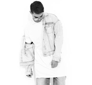 Yakışıklı genç model adam portresi beyaz arka plan üzerinde poz güneş gözlüğü kot elbise giymiş. İzole