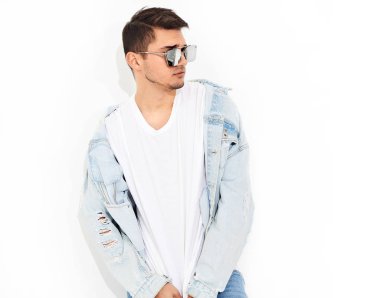 Yakışıklı genç model adam portresi beyaz arka plan üzerinde poz güneş gözlüğü kot elbise giymiş. İzole