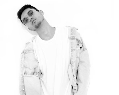 Yakışıklı genç model adam portresi beyaz arka plan üzerinde poz güneş gözlüğü kot elbise giymiş. İzole