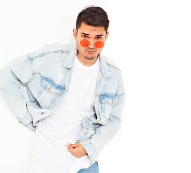 Yakışıklı genç model adam portresi beyaz arka plan üzerinde poz güneş gözlüğü kot elbise giymiş. İzole