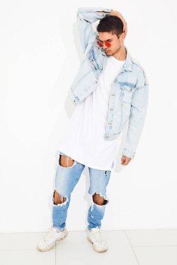 Yakışıklı genç model adam portresi beyaz arka plan üzerinde poz güneş gözlüğü kot elbise giymiş. İzole