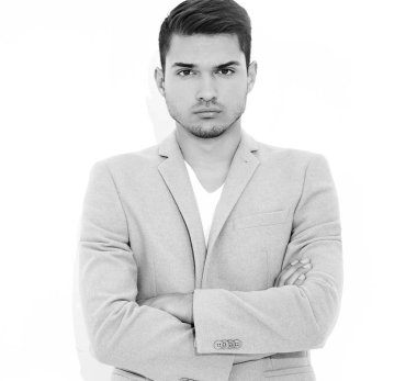 portre yakışıklı moda şık hipster lumbersexual işadamı modeli Studio beyaz duvarının yakınında poz zarif ışık pembe takım elbise giymiş. Metroseksüel