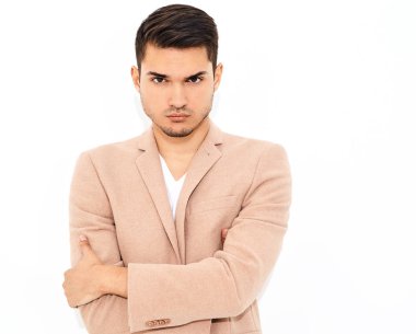 portre yakışıklı moda şık hipster lumbersexual işadamı modeli Studio beyaz duvarının yakınında poz zarif ışık pembe takım elbise giymiş. Metroseksüel