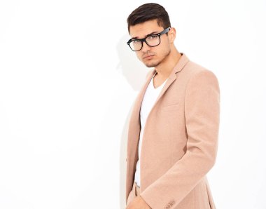 portre yakışıklı moda şık hipster lumbersexual işadamı modeli Studio beyaz duvarının yakınında poz zarif ışık pembe takım elbise giymiş. Metroseksüel