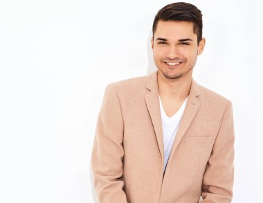 portre yakışıklı moda şık hipster lumbersexual işadamı modeli Studio beyaz duvarının yakınında poz zarif ışık pembe takım elbise giymiş. Metroseksüel