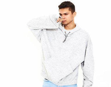 Beyaz arka plan üzerinde poz gri rahat Kapşonlu elbise giymiş genç yakışıklı modeli adam portresi. İzole