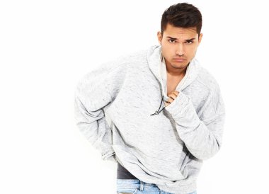 Beyaz arka plan üzerinde poz gri rahat Kapşonlu elbise giymiş genç yakışıklı modeli adam portresi. İzole