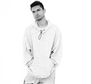 Beyaz arka plan üzerinde poz gri rahat Kapşonlu elbise giymiş genç yakışıklı modeli adam portresi. İzole