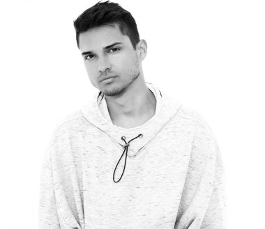 Beyaz arka plan üzerinde poz gri rahat Kapşonlu elbise giymiş genç yakışıklı modeli adam portresi. İzole