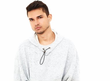Beyaz arka plan üzerinde poz gri rahat Kapşonlu elbise giymiş genç yakışıklı modeli adam portresi. İzole