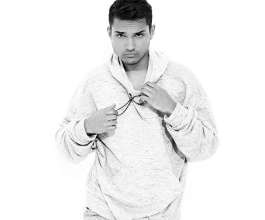 Beyaz arka plan üzerinde poz gri rahat Kapşonlu elbise giymiş genç yakışıklı modeli adam portresi. İzole