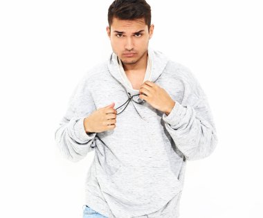 Beyaz arka plan üzerinde poz gri rahat Kapşonlu elbise giymiş genç yakışıklı modeli adam portresi. İzole