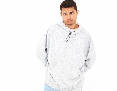 Beyaz arka plan üzerinde poz gri rahat Kapşonlu elbise giymiş genç yakışıklı modeli adam portresi. İzole