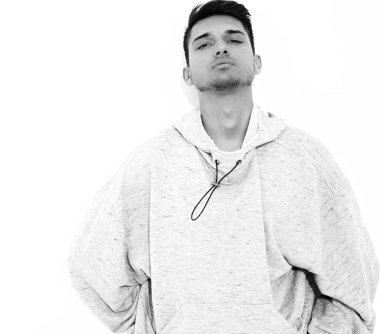 Beyaz arka plan üzerinde poz gri rahat Kapşonlu elbise giymiş genç yakışıklı modeli adam portresi. İzole