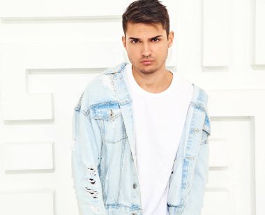 Yakışıklı genç model adam portresi beyaz dokulu duvar poz kot elbise giymiş