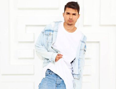 Yakışıklı genç model adam portresi beyaz dokulu duvar poz kot elbise giymiş