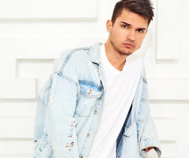 Yakışıklı genç model adam portresi beyaz dokulu duvar poz kot elbise giymiş