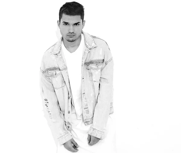 Portrét Pohledný Mladý Model Muž Oblečený Džínách Oblečení Pózuje Bílém — Stock fotografie