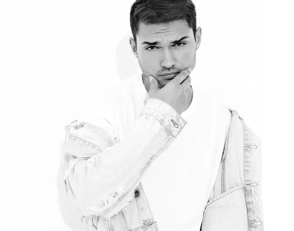 Portrét Pohledný Mladý Model Muž Oblečený Džínách Oblečení Pózuje Bílém — Stock fotografie