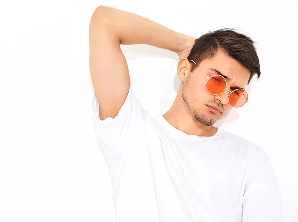 Portrét Pohledný Mladý Model Muž Oblečený Oblečení Džíny Tričko Sluneční — Stock fotografie