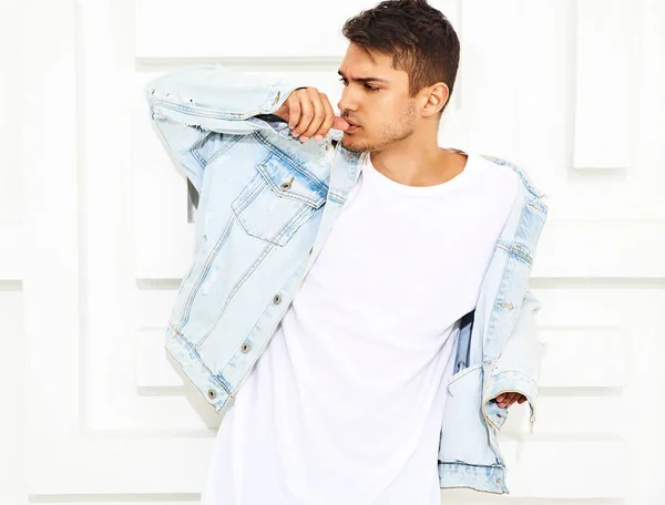 Portrét Pohledný Mladý Model Muž Oblečený Džínách Oblečení Lodě Poblíž — Stock fotografie