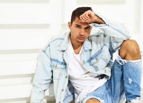 Yakışıklı Genç Model Adam Portresi Beyaz Dokulu Duvara Yakın Oturan — Stok fotoğraf