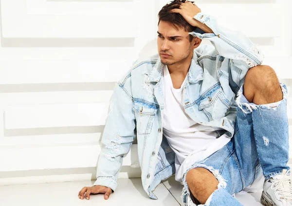 Porträtt Stilig Ung Modell Man Klädd Jeans Kläder Sitter Nära — Stockfoto