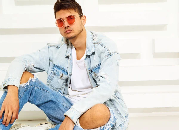 Ritratto Bel Giovane Modello Vestito Con Abiti Jeans Seduto Vicino — Foto Stock