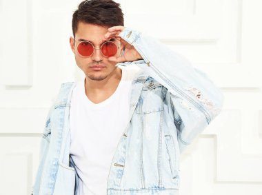 Yakışıklı genç model adam portresi beyaz dokulu duvar poz kot elbise giymiş