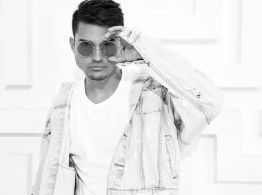 Yakışıklı genç model adam portresi beyaz dokulu duvar poz kot elbise giymiş