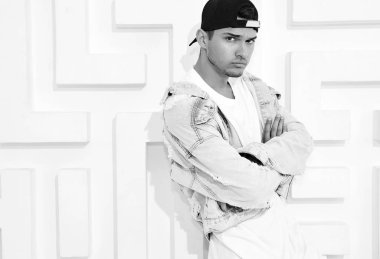 Yakışıklı genç model adam portresi beyaz dokulu duvar poz kot elbise giymiş