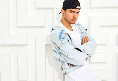 Yakışıklı genç model adam portresi beyaz dokulu duvar poz kot elbise giymiş