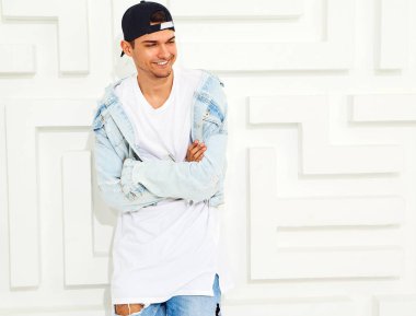 Yakışıklı genç model adam portresi beyaz dokulu duvar poz kot elbise giymiş