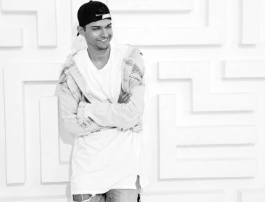 Yakışıklı genç model adam portresi beyaz dokulu duvar poz kot elbise giymiş