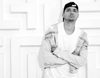 Yakışıklı genç model adam portresi beyaz dokulu duvar poz kot elbise giymiş