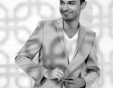 Moda şık lumbersexual modeli Studio beyaz duvarının yakınında poz zarif ışık pembe takım elbise giymiş. Metroseksüel