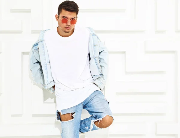 Portrét Pohledný Mladý Model Muž Oblečený Džínách Oblečení Lodě Poblíž — Stock fotografie