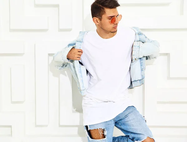 Porträtt Stilig Ung Modell Man Klädd Jeans Kläder Poserar Nära — Stockfoto