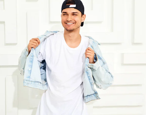 Retrato Belo Jovem Modelo Homem Vestido Jeans Roupas Posando Perto — Fotografia de Stock