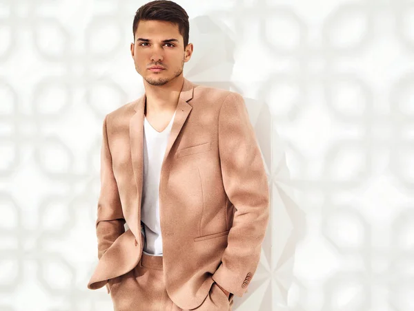 Eleganta Lumbersexual Modell Klädd Elegant Ljus Rosa Kostym Poserar Nära — Stockfoto