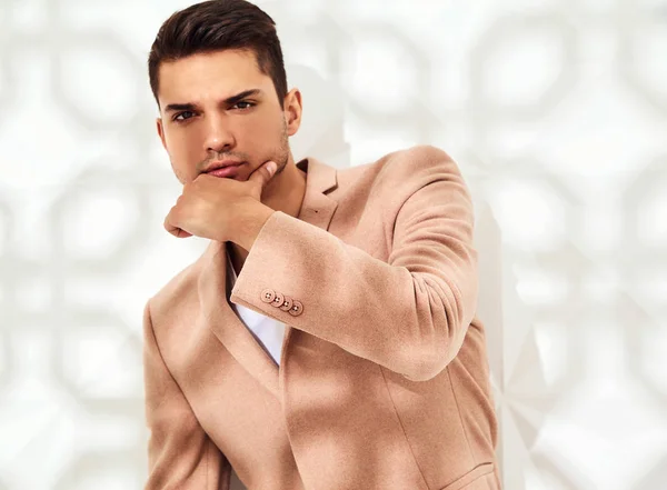 时尚时尚的 Lumbersexual 模特身着优雅的淡粉色西装 在演播室的白色墙壁附近 — 图库照片