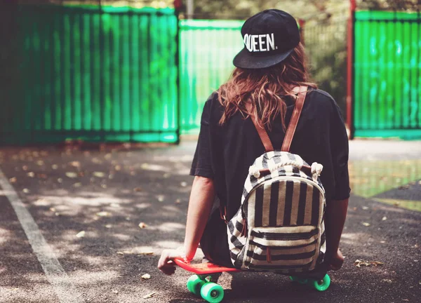 Plastik Turuncu Penny Shortboard Şapkalı Asfalt Üzerinde Oturan Genç Kız — Stok fotoğraf