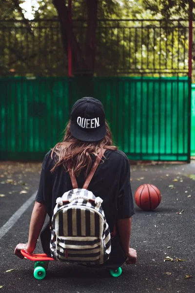 Jovem Sentada Plástico Laranja Penny Shortboard Asfalto Cap — Fotografia de Stock