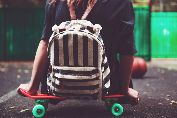 Jovem Sentada Plástico Laranja Penny Shortboard Asfalto Cap — Fotografia de Stock