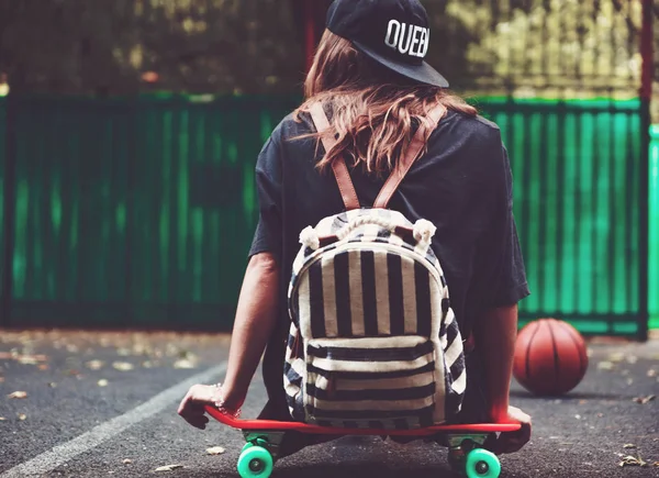 Νεαρό Κορίτσι Που Κάθεται Στο Πλαστικό Πορτοκαλί Δεκάρα Shortboard Στην — Φωτογραφία Αρχείου