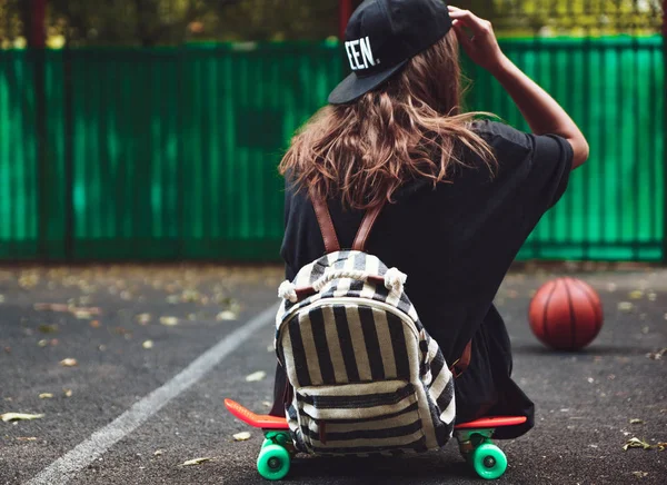 Chica Joven Sentada Plástico Naranja Penique Shortboard Asfalto Tapa —  Fotos de Stock