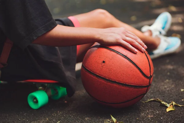 Μπάλα Μπάσκετ Φωτογραφία Κινηματογραφήσεων Κορίτσι Που Κάθεται Στο Πλαστικό Πορτοκαλί — Φωτογραφία Αρχείου