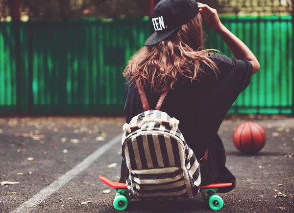 Jovem Sentada Plástico Laranja Penny Shortboard Asfalto Cap — Fotografia de Stock